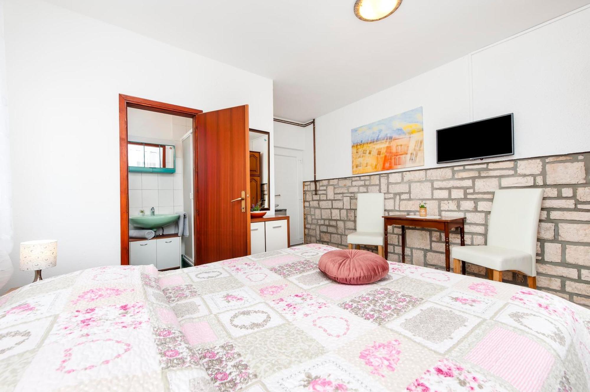 Apartments And Room Silvana Rovinj Exterior photo