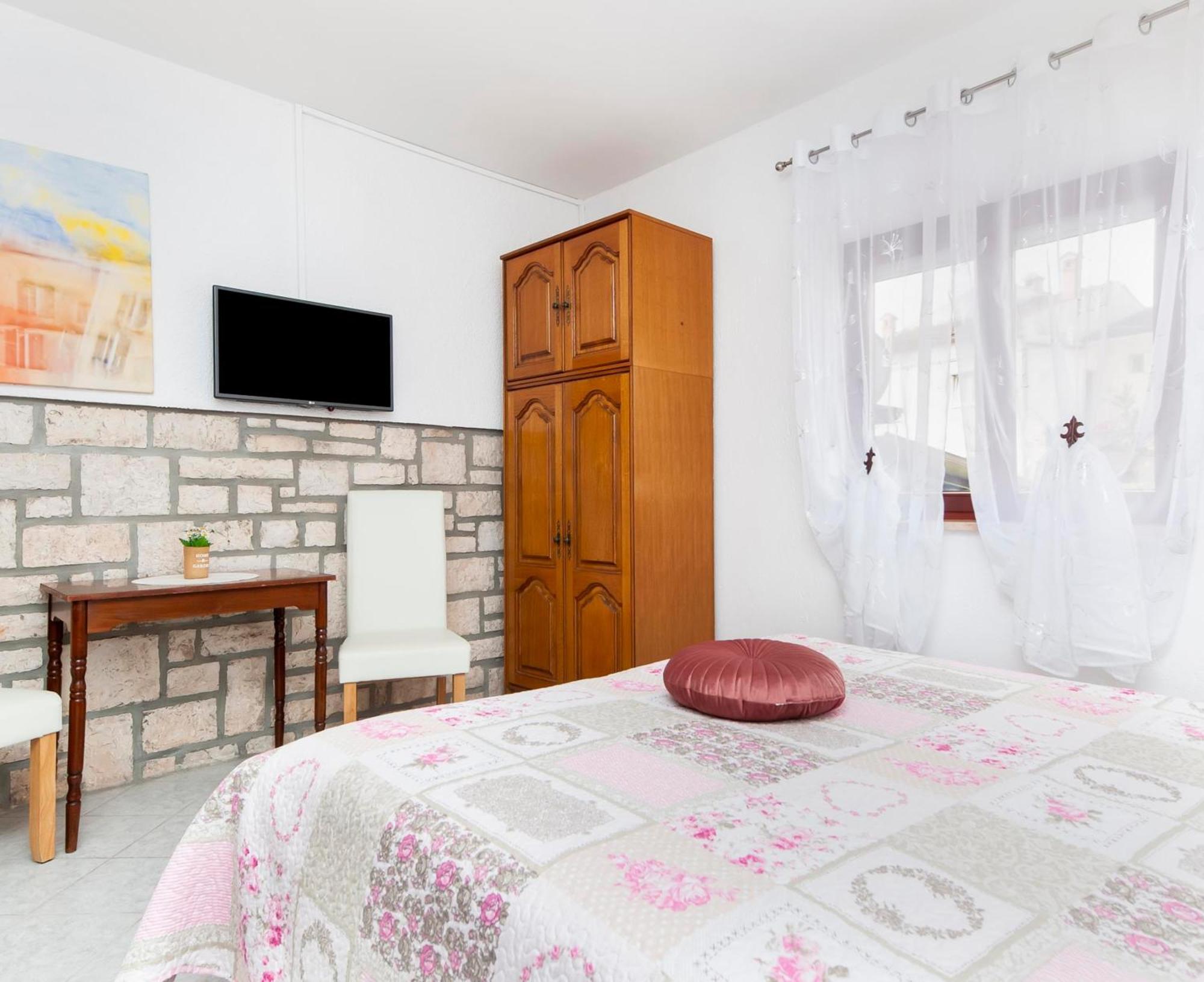Apartments And Room Silvana Rovinj Exterior photo