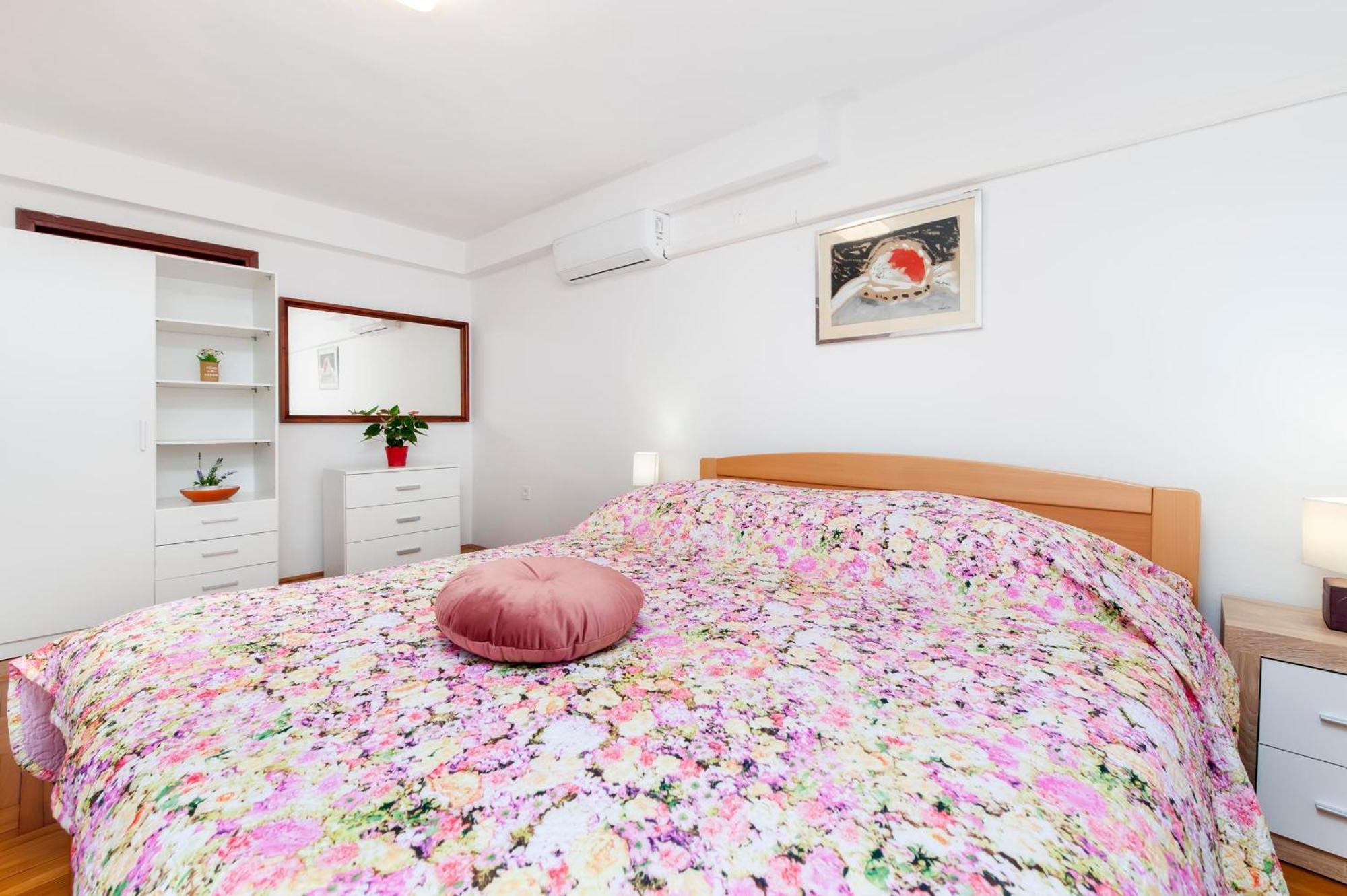 Apartments And Room Silvana Rovinj Exterior photo